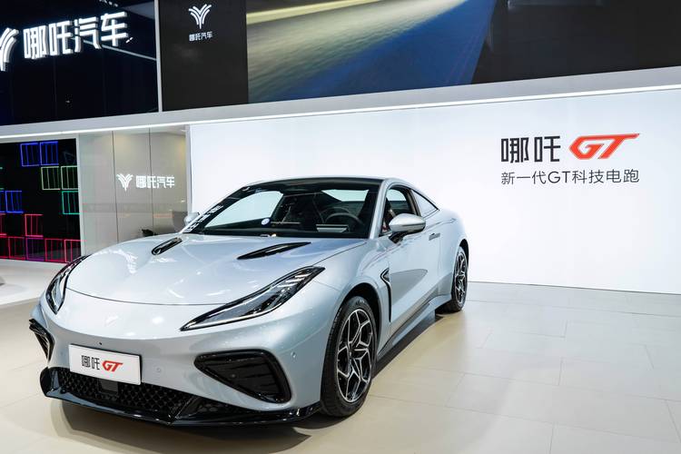 佛山133哪吒汽车在智能汽车领域的表现，领途汽车在新能源汽车市场中的影响力